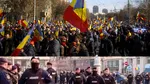 Incidente între susţinătorii lui Georgescu şi jandarmi în Piaţa Victoriei. Protestatarii forţează cordoanele şi au aruncat cu petarde şi obiecte în forţele de ordine