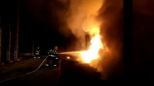 40 de persoane, între care 10 copii, au fost evacuaţi în urma unui incendiu izbucnit de la o lumânare