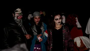 GALERIE FOTO În satul Chintelnic, din Bistriţa, în Ajunul Bobotezei colindă hâzii pentru a alunga spiritele rele