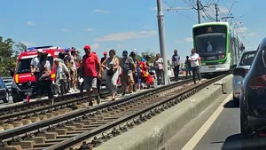 Accident mortal pe Podul Grant. Un motociclist a lovit bordura şi a căzut pe calea de rulare a tramvaiului
