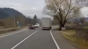VIDEO | Şoferul filmat în Suceava când depăşeşte pe linie continuă, în curbă, a rămas fără permis