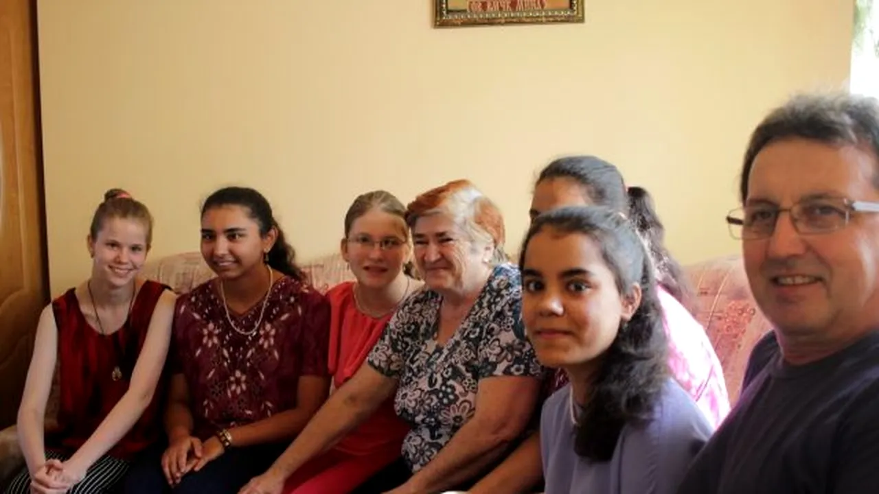 FOTO | Satul orfelinat: Zeci de persoane dintr-o localitate din Timiş au devenit părinţi de “împrumut” pentru copii abandonaţi