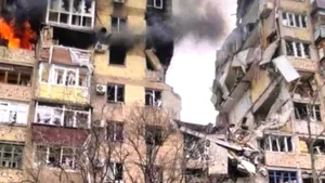 A 26-a zi de război în Ucraina. Atacurile armate ale ruşilor continuă într-un ritm agresiv. Sub asediu, Mariupol nu se predă.  Ruşii au tras în autobuzele de evacuare cu copii. Bombe la Kiev