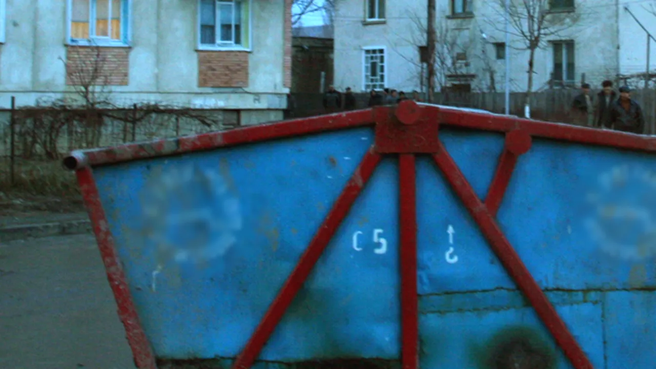 Tânăr din Scorniceşti scos din containerul de gunoi cu pompierii