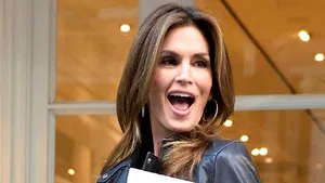 Cindy Crawford, la 50 de ani, considerată model al stilului de viaţă şi menţinerii aspectului fizic - GALERIE FOTO