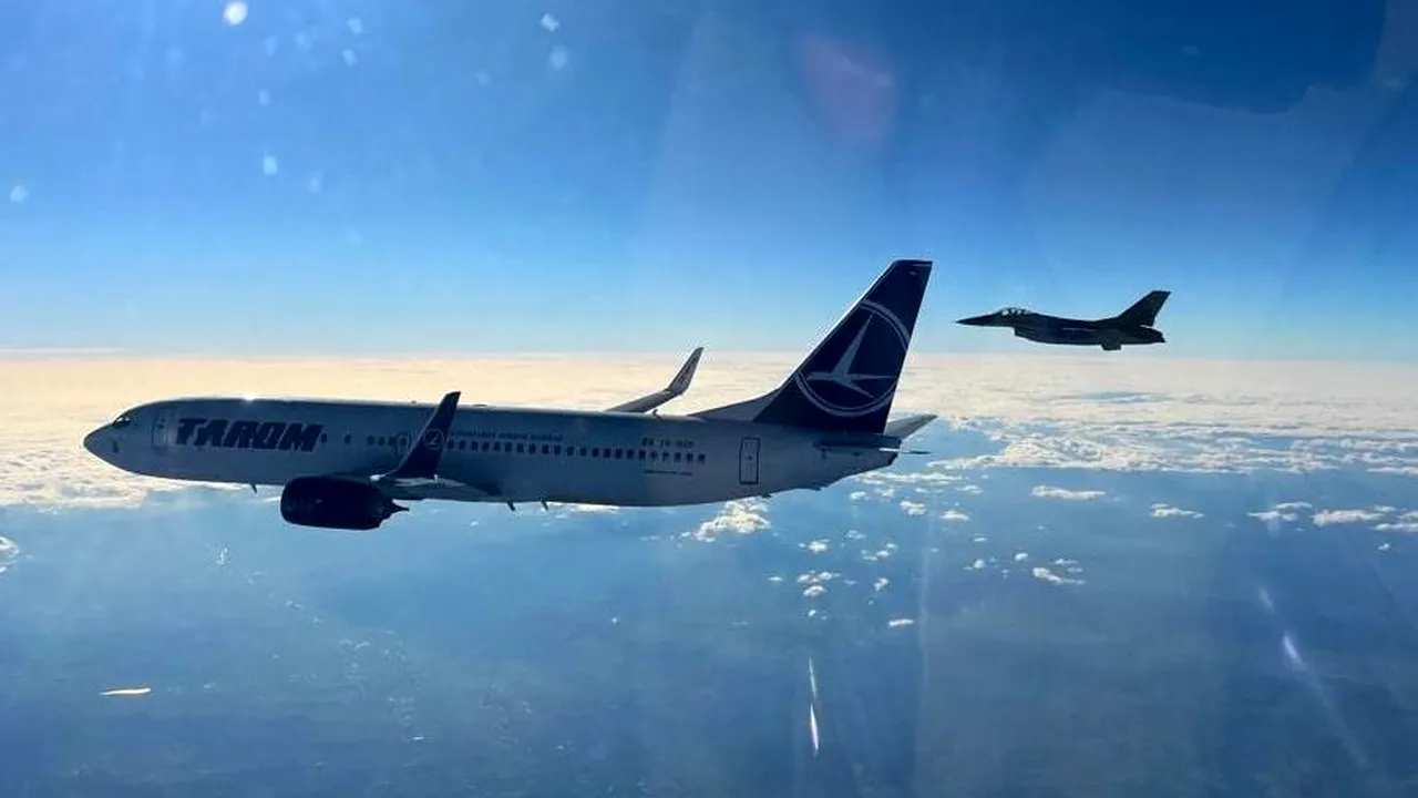 Două aeronave F-16 Fighting Falcon au escortat avionul Tarom cu care a ajuns delegaţia NATO