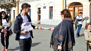 Clujenii, îndemnaţi să citească în mod inedit: 3.000 de cărţi, lăsate la întâmplare prin oraş | GALERIE FOTO