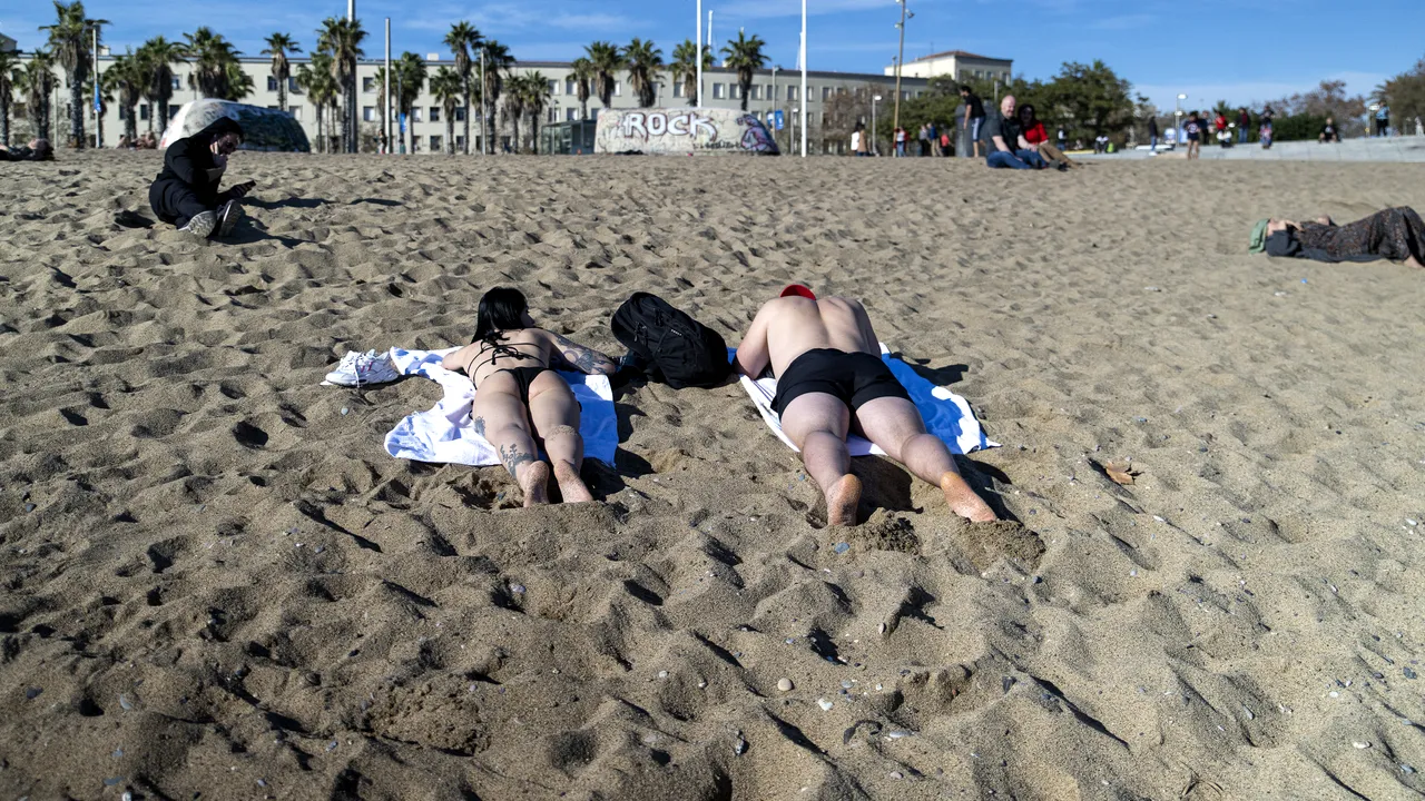 Victorie pentru mişcarea feministă din Catalonia. Guvernul regional spune că femeile au dreptul să meargă topless la piscină
