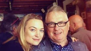 Actriţa Sophia Myles anunţă că tatăl său a murit din cauza COVID-19