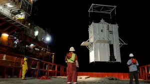 Capacul creat pentru a opri deversarea de petrol în Golful Mexic, în curs de coborâre în mare