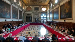 Raport critic al Comisiei de la Veneţia: Guvernul continuă să emită amendamente prin ordonanţe de urgenţă/ Documentul face referire şi la Secţia pentru anchetarea magistraţilor