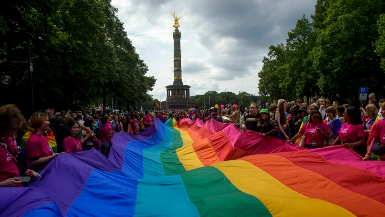 Zeci de mii de oameni au participat la parada Pride de la Berlin