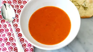 Supă la plic cu până la 10 E-uri şi cu 156% mai multă sare decât doza zilnică recomandată 