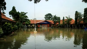 Inundaţii de proporţii în 16 judeţe. MAI a mobilizat personalul din mai multe judeţe neafectate pentru sprijni zonele lovite de viituri