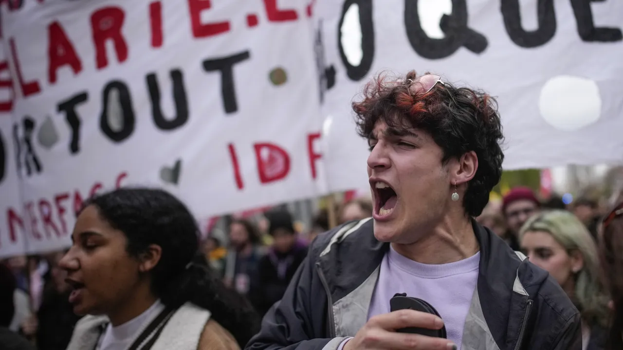 Noi proteste în Franţa faţă de reforma pensiilor / Macron afirmă că protestatarii nu au legitimitate 
