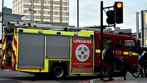 Un incendiu puternic a cuprins o clădire de apartamente din nordul Londrei. O persoană a murit