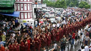 Peste 100.000 de persoane protestează faţă regimul din Myanmar