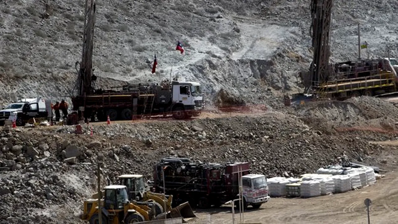 Autorităţile chiliene încep luni forarea unui puţ pentru eliberarea minerilor blocaţi în subteran