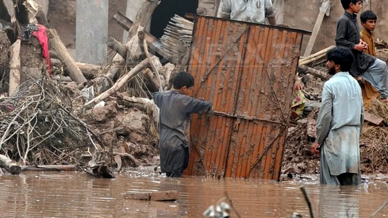 Peste 400 de morţi în Pakistan, din cauza inundaţiilor