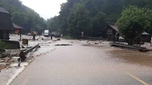 Traficul între Braşov şi Târgu-Mureş este blocat / Două persoane blocate la o cabană din zonă au fost evacuate de echipajele de intervenţie