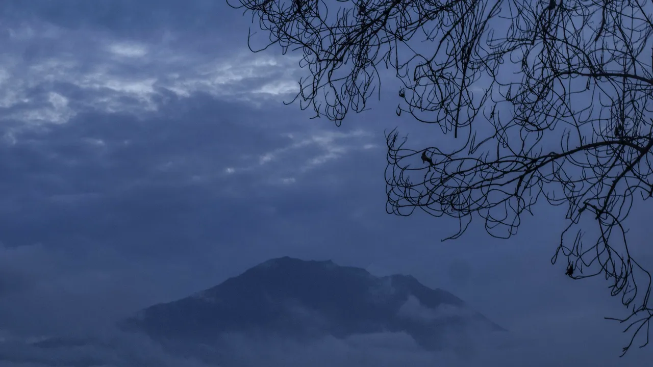 Zeci de zboruri au fost anulate din cauza erupţiei unui vulcan în Bali
