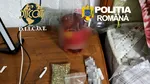 Droguri vândute de la fereastra unei case din Sibiu. Doi bărbați au fost reținuți