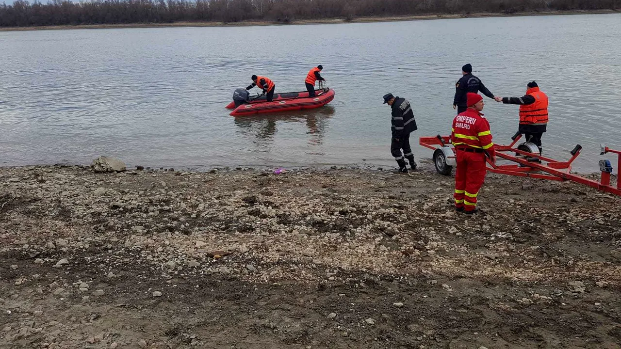 Tragedie pe Dunăre: O barcă în care erau patru bărbaţi s-a răsturnat. Doi dintre ei, căutaţi de pompieri - FOTO