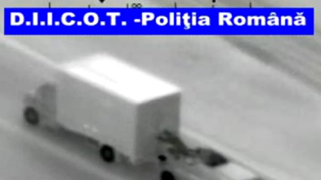 Percheziţii pentru prinderea a 15 hoţi din camioane. Hoţii furau din TIR-urile în mers, noaptea. Un membru al clanului Cămătarilor, implicat în gruparea infracţională - VIDEO
