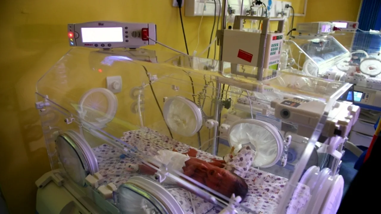 Medici: Bebeluşul uitat în incubator, în continuare la terapie intensivă, prognostic rezervat