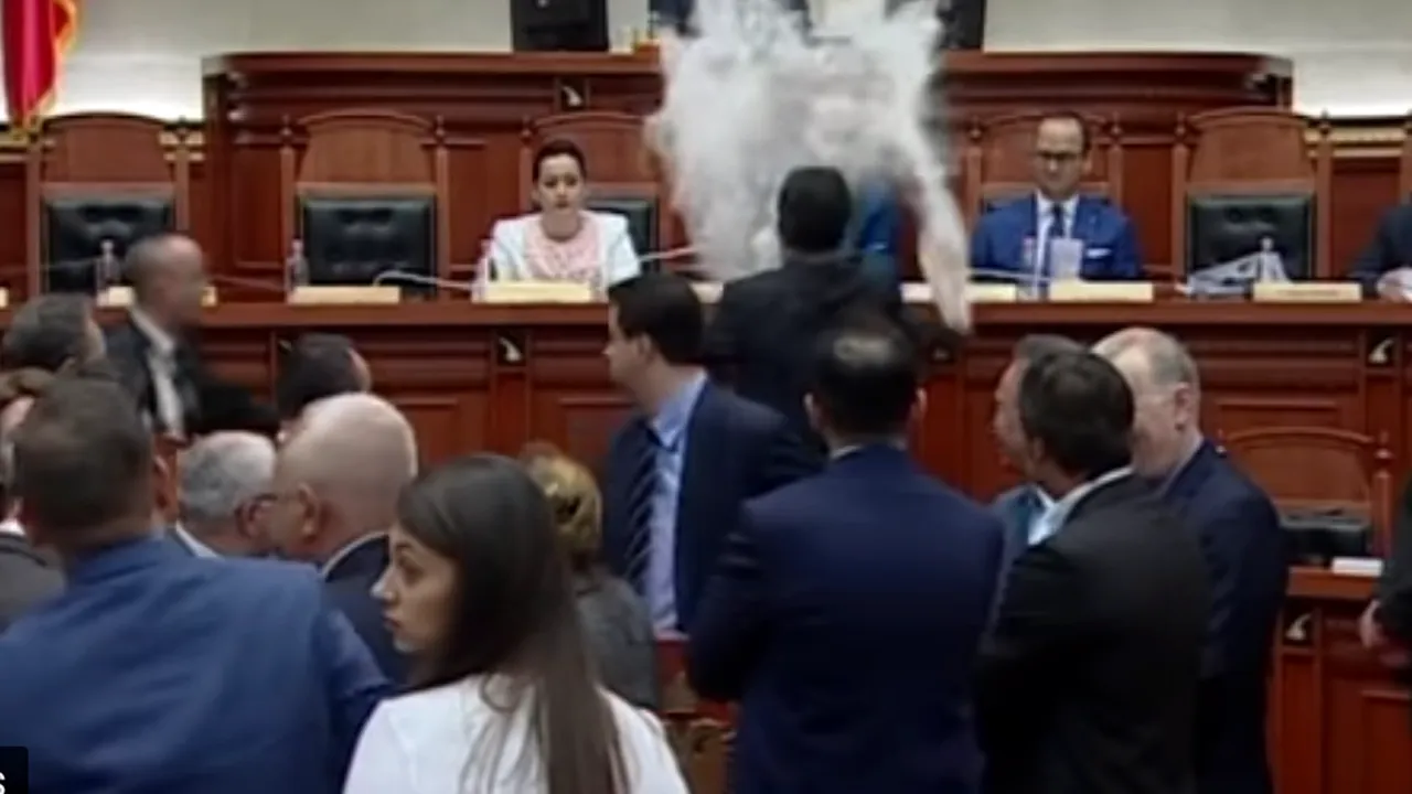 Premierul albanez, atacat cu ouă şi făină | VIDEO
