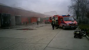 GALERIE FOTO Incendiu la o hală pentru depozitarea produselor frigorifice din Bacău