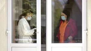 Situaţie disperată. DSP Arad cere ajutorul comunităţii: medicii pensionari, voluntarii şi firmele să ajute spitalele