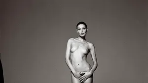 Carla Bruni-Sarkozy, furioasă după ce o fotografie cu nudul său a apărut în presă