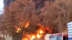 Incendiu devastator la o uzină de reciclare din Barcelona - VIDEO