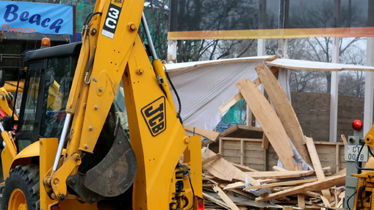 Construcţii ilegale de pe litoral, demolate