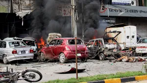 Atac armat asupra unui convoi de maşini în Pakistan. Zeci de oameni au murit