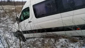 Două persoane au murit şi una a fost rănită, după ce o maşină a intrat într-un microbuz, în Sibiu