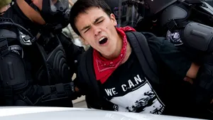 Gloanţe oarbe şi gaze lacrimogene, folosite împotriva protestatarilor faţă de G20