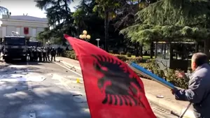 O nouă tentativă a protestatarilor albanezi de a pătrunde cu forţa în clădirea Parlamentului de la Tirana | VIDEO