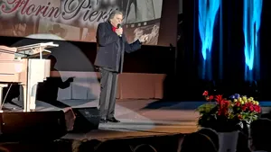 Florin Piersic, omagiat de sute de oameni la aniversare: Îmi pare rău de un singur lucru: că nu am 38 de ani, ci 83 de ani | GALERIE FOTO, VIDEO