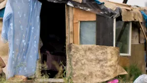 Săcele: Peste 60% dintre femeile din cel mare mare cartier de romi din ţară au devenit mame înainte de 18 ani