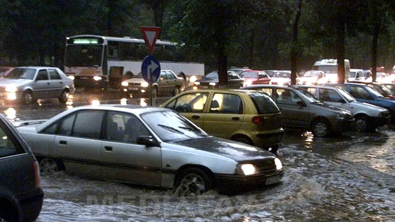 Trafic dificil în mai multe zone ale Capitalei, din cauza aglomeraţiei şi a ploii