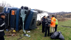 O cisternă încărcată cu substanţe periculoase s-a răsturnat în judeţul Caraş-Severin. Şoferul a fost rănit - FOTO