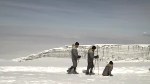 Povestea bărbatului fără picioare care a urcat pe Kilimanjaro prin forța mâinilor sale: „Am rupt patru perechi de mănuși”