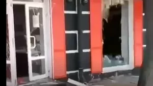 Soldaţii ruşi fură din magazinele ucrainiene VIDEO