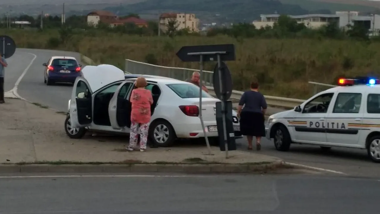 Poliţia a reţinut un şofer băut care a fugit după ce a accidentat o femeie şi pe fiica sa