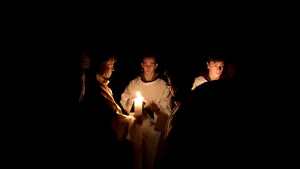 Sute de credincioşi au luat lumină de la focul aprins în curtea Bisericii „Sfântul Mihail” din Cluj | GALERIE FOTO