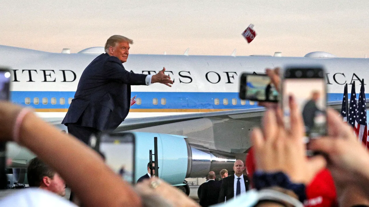 VIDEO Imagini inedite cu Donald Trump, la primul miting după externare. Preşedintele SUA a împărţit măşti suporterilor: „V-aş da un mare sărut”