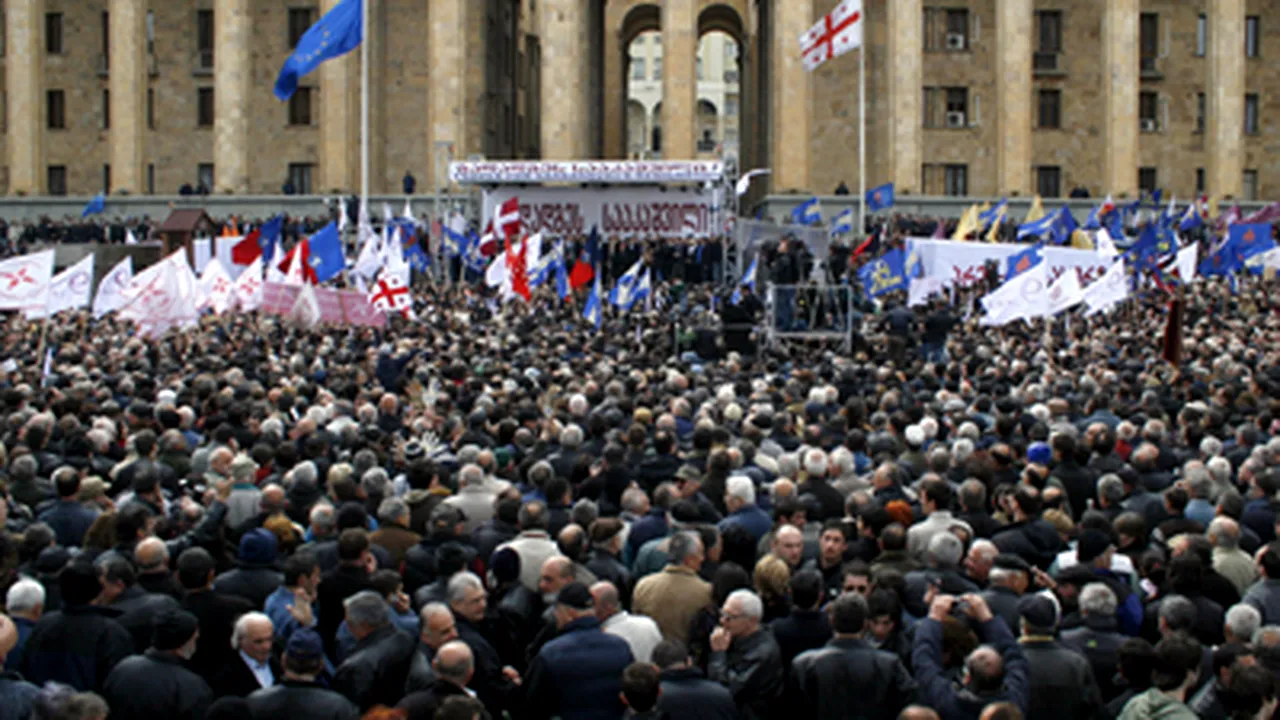Mii de protestatari cer demisia preşedintelui Mihail Saakaşvili - GALERIE FOTO
