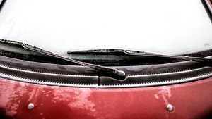 Metoda rapidă pentru dezaburirea geamurilor. Experții recomandă o combinație neașteptată de comenzi din bordul mașinii